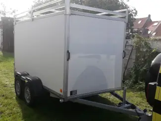 gesloten aanhangwagen met dakrek