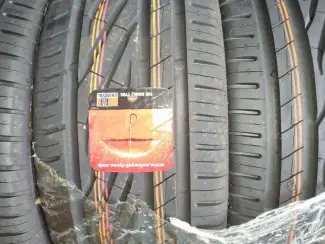 Autobanden NIEUW Autobanden  245/45/19XL 102Y Uniroyal  set.