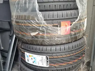 NIEUW Autobanden  245/45/19XL 102Y Uniroyal  set.