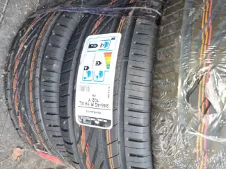 Autobanden NIEUW Autobanden  245/45/19XL 102Y Uniroyal  set.