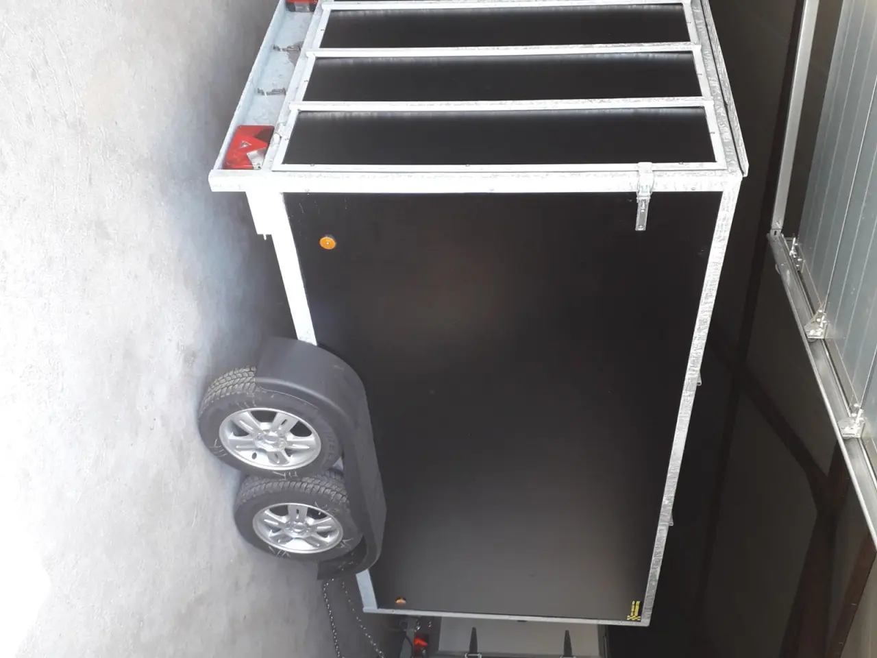 gesloten aanhangwagen met valdeur
