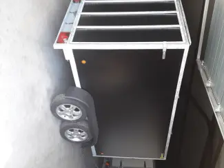 gesloten aanhangwagen met valdeur