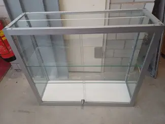 Stevige vitrinekast verstelbaar.