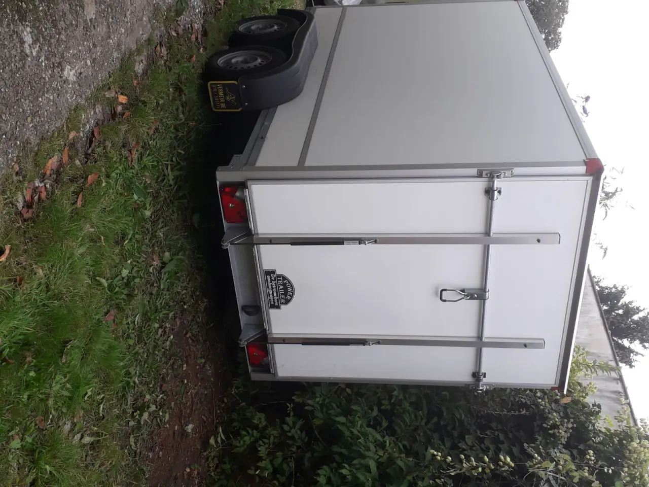 gesloten aanhangwagen met valdeur