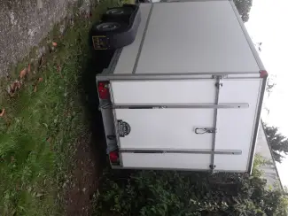 gesloten aanhangwagen met valdeur