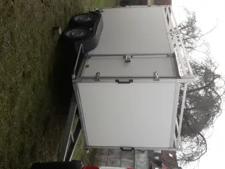 gesloten aanhangwagen met dakrek