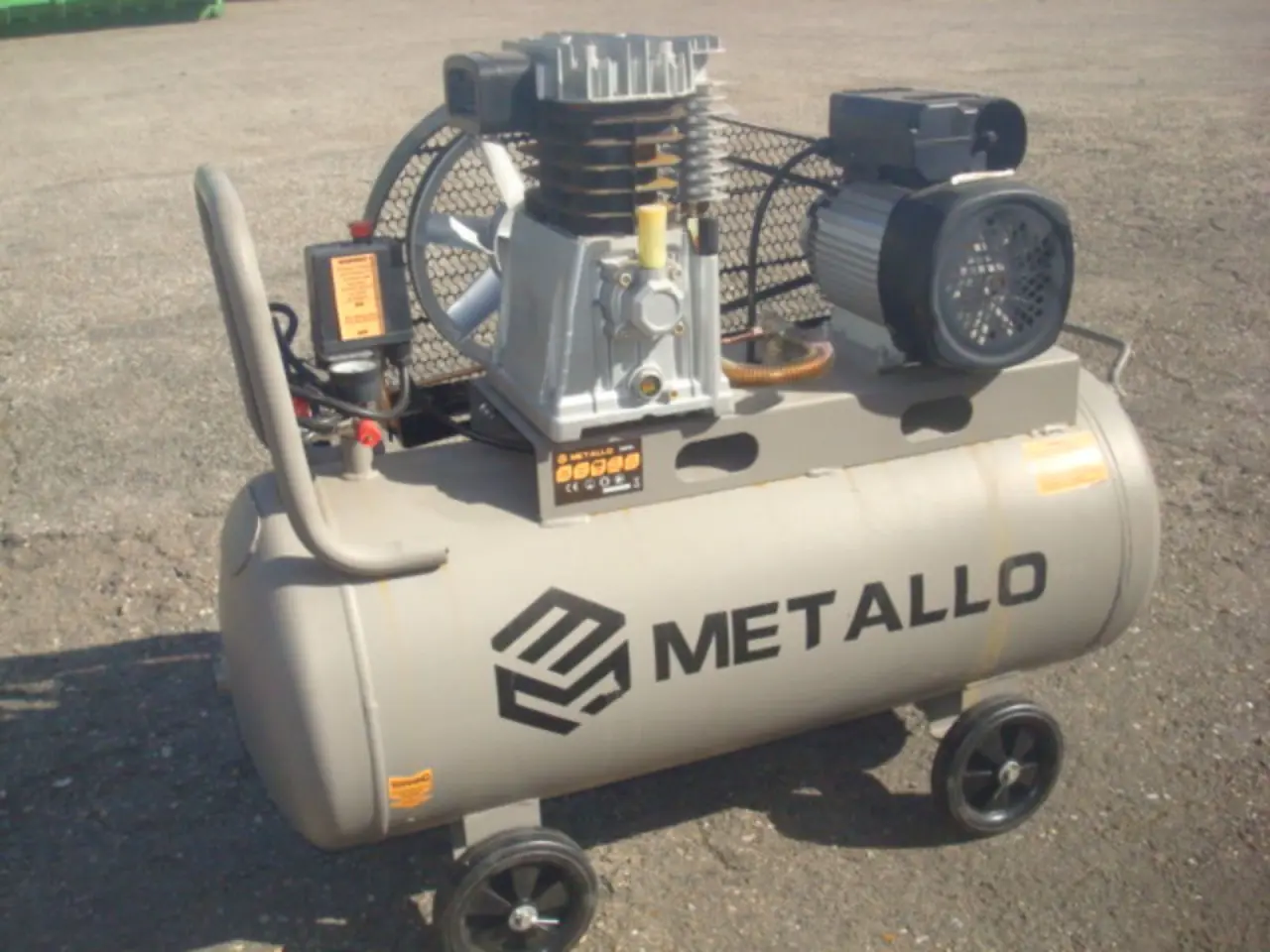 Compressor 2,2kW 230V 10 bar 100L tank Nieuw compressor 100ltr