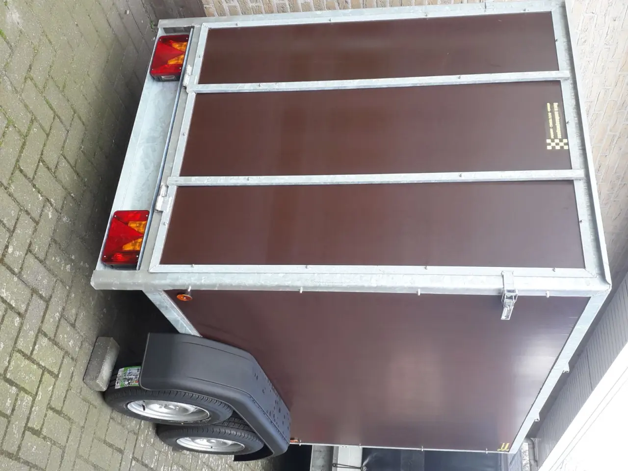 gesloten aanhangwagen met valdeur