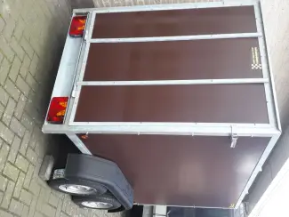 gesloten aanhangwagen met valdeur