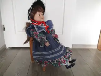 Overige Kinderen en Baby's Porseleinen Poppen met Stoeltjes.