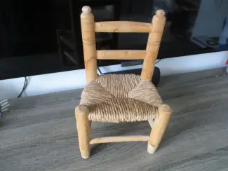 Overige Kinderen en Baby's Porseleinen Poppen met Stoeltjes.
