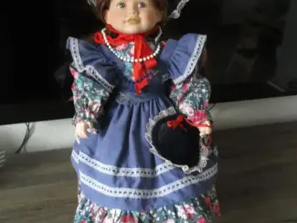 Overige Kinderen en Baby's Porseleinen Poppen met Stoeltjes.