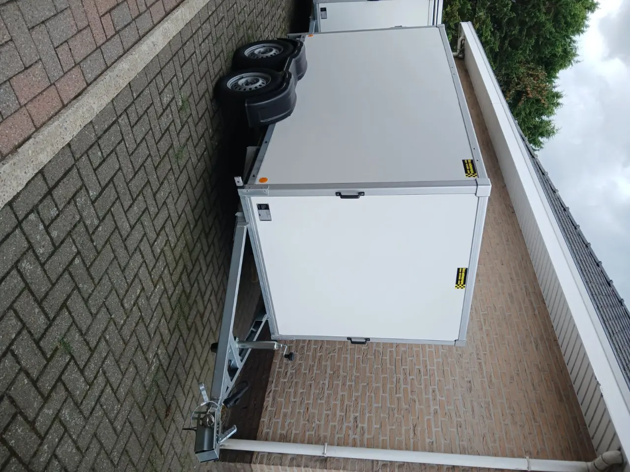 gesloten aanhangwagen met valdeur