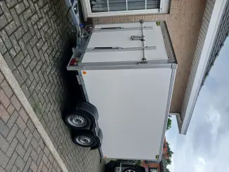 Aanhangwagens en Trailers gesloten aanhangwagen met valdeur