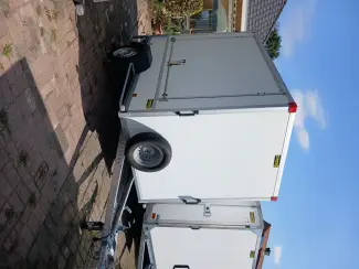 gesloten aanhangwagen met zijluik