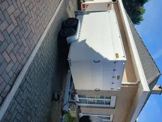 gesloten aanhangwagen geremd