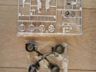 Modelauto's | midden | 1:18 en 1:24 Lamborghini Diablo VT 1/24 Revell kit 07365 pieces 77